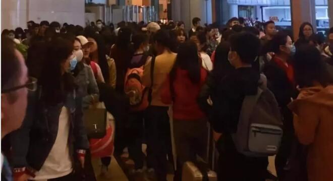 触目惊心!曾经的购物天堂,已沦为“假货天堂”(图3) 触目惊心!曾经的购物天堂,已沦为“假货天堂”(图3)