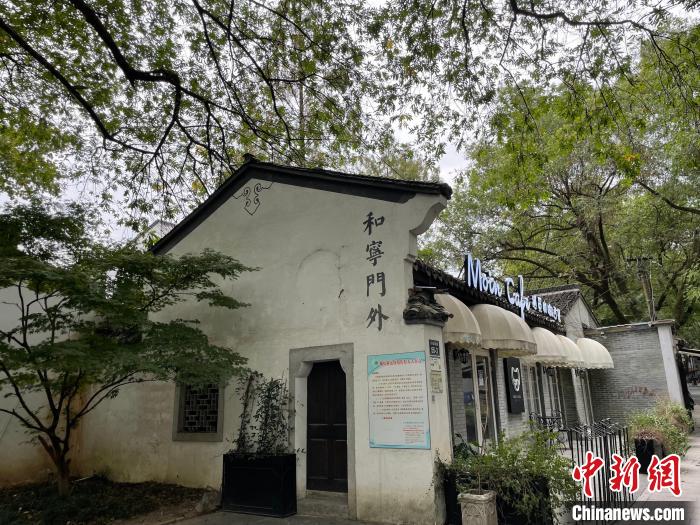 杭州凤凰山脚路口,和宁门为南宋大内北宫门 严格 摄 杭州凤凰山脚路口,和宁门为南宋大内北宫门 严格 摄