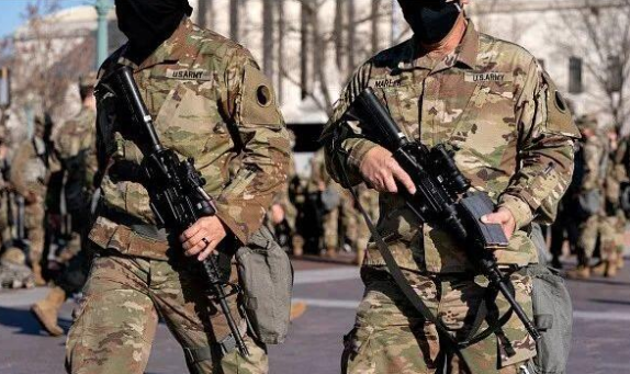 2万重兵驻华盛顿!铁网围国会!总统就职如临大敌(图12) 28.png