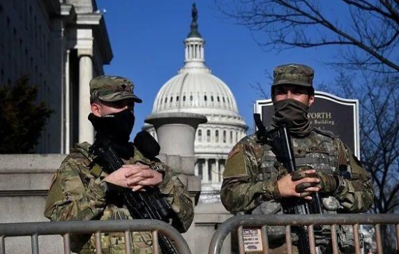 2万重兵驻华盛顿!铁网围国会!总统就职如临大敌(图20) 35.png