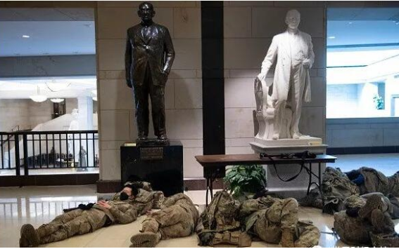 2万重兵驻华盛顿!铁网围国会!总统就职如临大敌(图21) 36.png