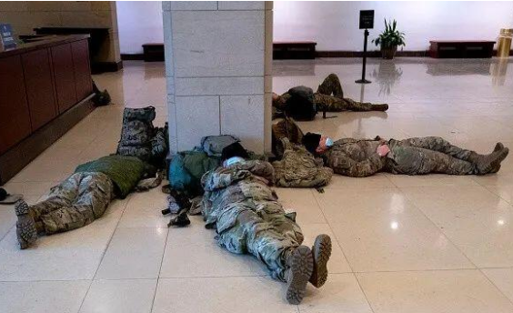 2万重兵驻华盛顿!铁网围国会!总统就职如临大敌(图22) 37.png