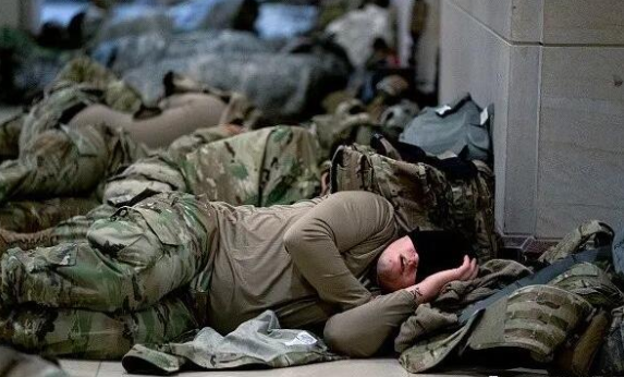 2万重兵驻华盛顿!铁网围国会!总统就职如临大敌(图23) 38.png