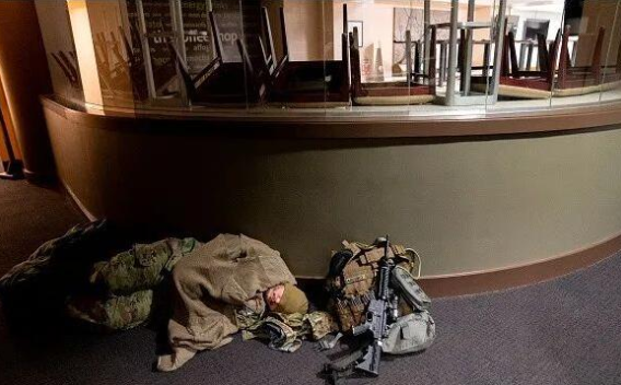 2万重兵驻华盛顿!铁网围国会!总统就职如临大敌(图24) 39.png