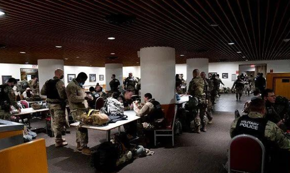 2万重兵驻华盛顿!铁网围国会!总统就职如临大敌(图25) 40.png