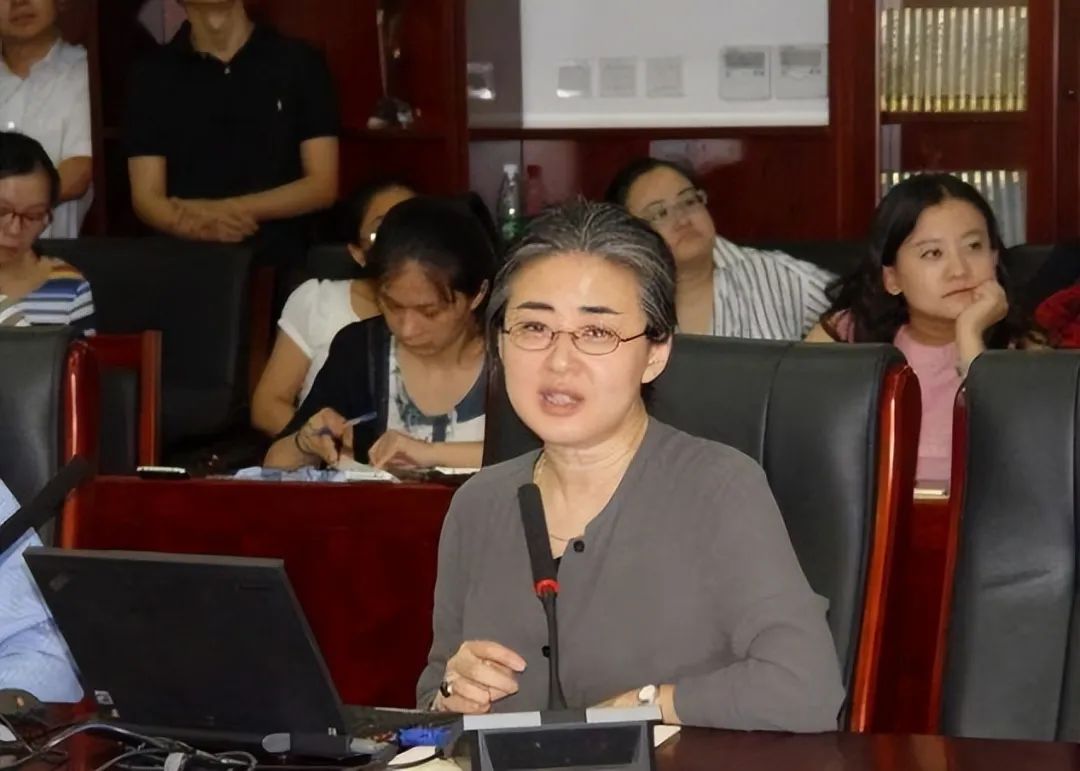 田晓菲:13岁被北大破格录取,学成后却转身嫁给53岁老外,曾经的天才少女近况如何?(图1) 1.jpg