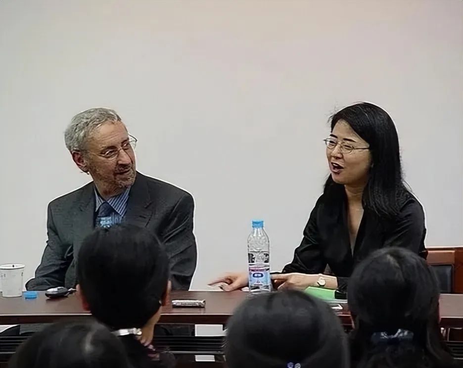 田晓菲:13岁被北大破格录取,学成后却转身嫁给53岁老外,曾经的天才少女近况如何?(图10) 10.jpg