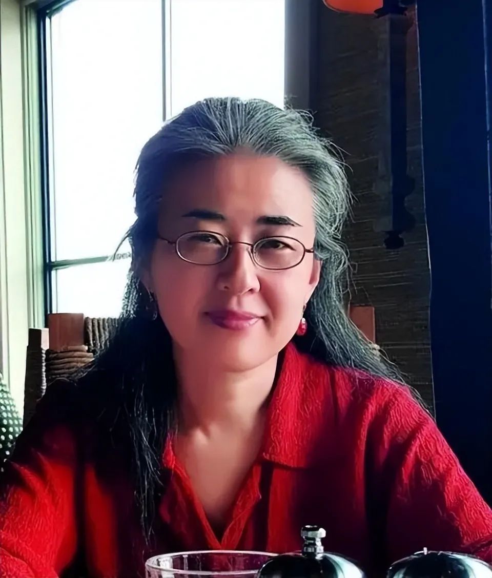 田晓菲:13岁被北大破格录取,学成后却转身嫁给53岁老外,曾经的天才少女近况如何?(图12) 12.jpg