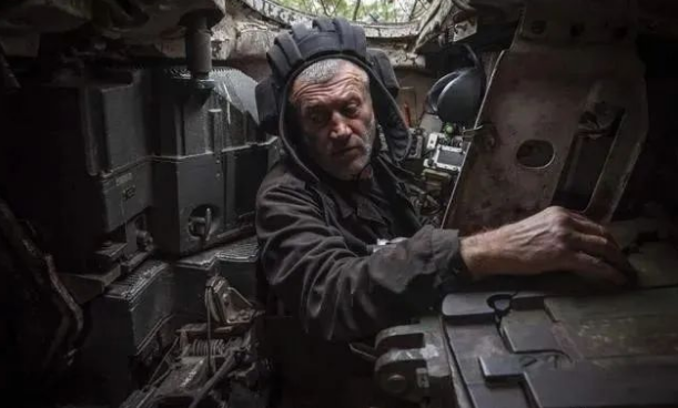 图片   凤凰网原创  防疫政策调整之后,哪些问题是本可以避免的,哪些“代价”和“成本”是不该有的,要事先有考量、预估,并制定好预案。  作者|朱昌俊  媒体评论员 连日来,全国多地密集发布新政策,降低核酸检测的范围和频次。甚至,一些地方直接宣布“非必要不做核酸”。舆论普遍对此给予了积极评价。 但是,一个困扰人的新问题也随之出现,那就是多地在大规模裁撤核酸采样点的同时,一些依然有核酸检测“刚需”的(图4) 41.png