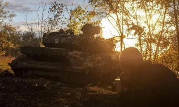 图片   凤凰网原创  防疫政策调整之后,哪些问题是本可以避免的,哪些“代价”和“成本”是不该有的,要事先有考量、预估,并制定好预案。  作者|朱昌俊  媒体评论员 连日来,全国多地密集发布新政策,降低核酸检测的范围和频次。甚至,一些地方直接宣布“非必要不做核酸”。舆论普遍对此给予了积极评价。 但是,一个困扰人的新问题也随之出现,那就是多地在大规模裁撤核酸采样点的同时,一些依然有核酸检测“刚需”的(图5) 42.png