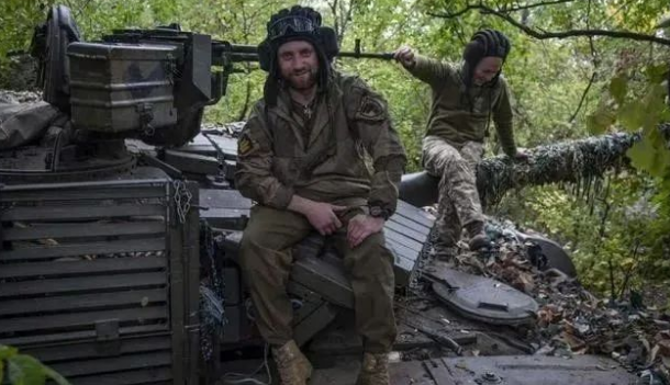 图片   凤凰网原创  防疫政策调整之后,哪些问题是本可以避免的,哪些“代价”和“成本”是不该有的,要事先有考量、预估,并制定好预案。  作者|朱昌俊  媒体评论员 连日来,全国多地密集发布新政策,降低核酸检测的范围和频次。甚至,一些地方直接宣布“非必要不做核酸”。舆论普遍对此给予了积极评价。 但是,一个困扰人的新问题也随之出现,那就是多地在大规模裁撤核酸采样点的同时,一些依然有核酸检测“刚需”的(图6) 43.png