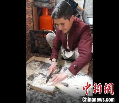 (图1) 中国侨网国际学生展示做面条。 太原理工大学国际教育交流学院提供