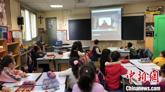 (图1) 中国侨网西班牙巴塞罗那孔子文化学校华裔青少年参加开营仪式 郑慧明 供图