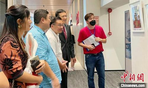 中马青少年绘画展在吉隆坡举行(图1) 中国侨网嘉宾们在参观画展 吉隆坡中国文化中心 摄