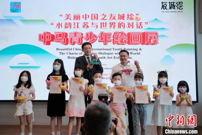 获奖青少年代表领奖 吉隆坡中国文化中心 摄 获奖青少年代表领奖 吉隆坡中国文化中心 摄