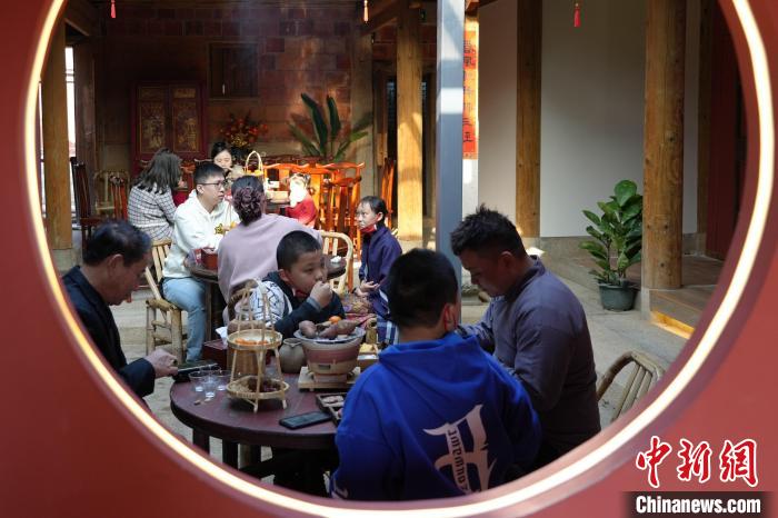 华侨、归侨受邀走进梧林围炉煮茶,提前感受闽南年。 孙虹 摄 华侨、归侨受邀走进梧林围炉煮茶,提前感受闽南年。 孙虹 摄