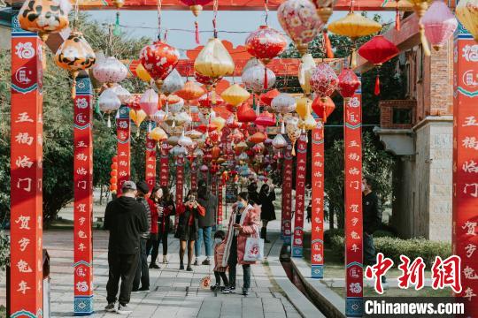 华侨家庭归乡聚侨村:重回“闹热”闽南年(图1) 中国侨网春节将至,“中国传统村落”福建晋江梧林年味浓厚。 孙虹 摄