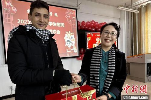 青海:留学生自编自导文艺节目迎中国新年(图1) 中国侨网图为学院领导为春节期间在校的留学生送去新春祝福。 李隽 摄