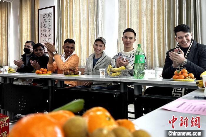 图为留学生欢聚一堂。 李隽 摄 图为留学生欢聚一堂。 李隽 摄