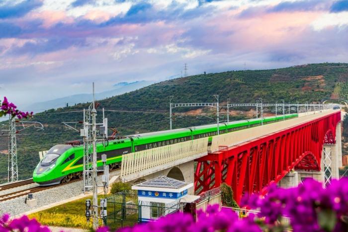 图为“美丽中国·七彩云南”摄影视频展中展出的中老铁路图片 主办方供图 图为“美丽中国·七彩云南”摄影视频展中展出的中老铁路图片 主办方供图