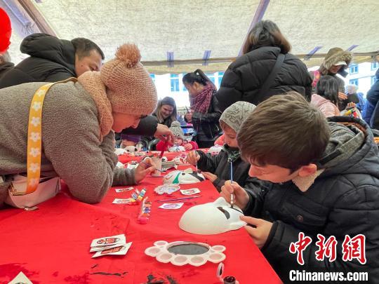 京剧脸谱令小朋友倍感兴趣,现学现描。 德永健 摄 京剧脸谱令小朋友倍感兴趣,现学现描。 德永健 摄