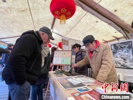 旅比画家曹培安泼墨作画,不少民众驻足细看。 德永健 摄 旅比画家曹培安泼墨作画,不少民众驻足细看。 德永健 摄