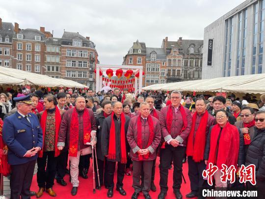 中国驻比利时大使曹忠明(左五)、比利时那慕尔省省长马特恩(左六)等嘉宾出席游园庙会。 德永健 摄 中国驻比利时大使曹忠明(左五)、比利时那慕尔省省长马特恩(左六)等嘉宾出席游园庙会。 德永健 摄