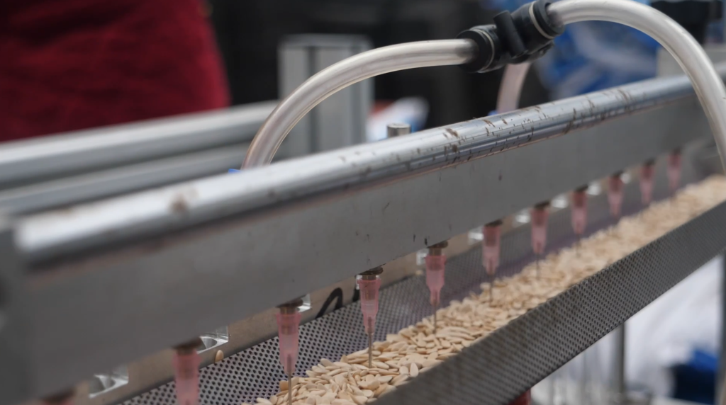 田间地头启用“黑科技” 庄稼丰收有底气(图2) 田间地头启用“黑科技” 庄稼丰收有底气(图2)