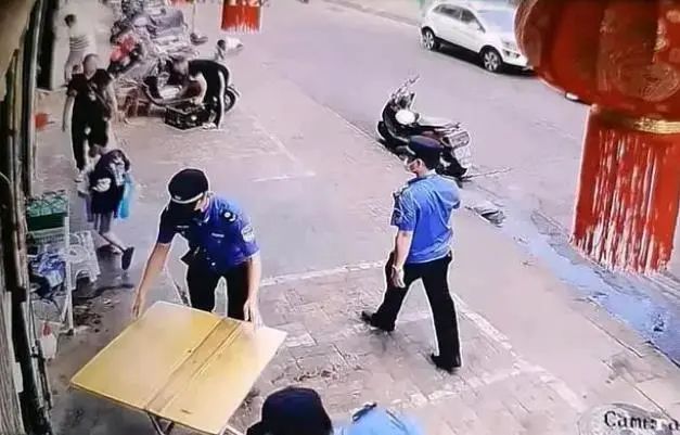 孩子在店铺门前写作业,城管直接收走桌子……当地最新通报(图3) 38.jpg