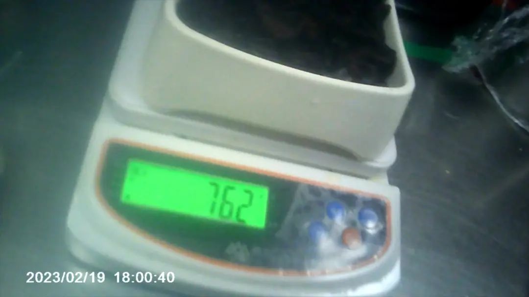 记者卧底半天妖烤鱼:垃圾桶里回收食材端给顾客,“只要不臭都能用”(图7) 28.jpg