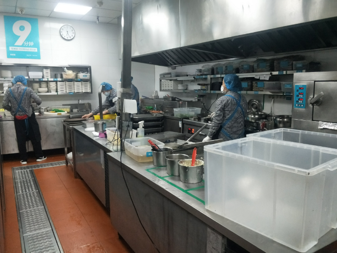 记者卧底半天妖烤鱼:垃圾桶里回收食材端给顾客,“只要不臭都能用”(图8) 29.png