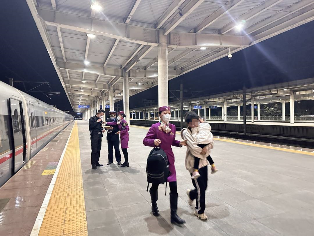 情况紧急!动车为她破例停了2分钟…(图1) 49.png