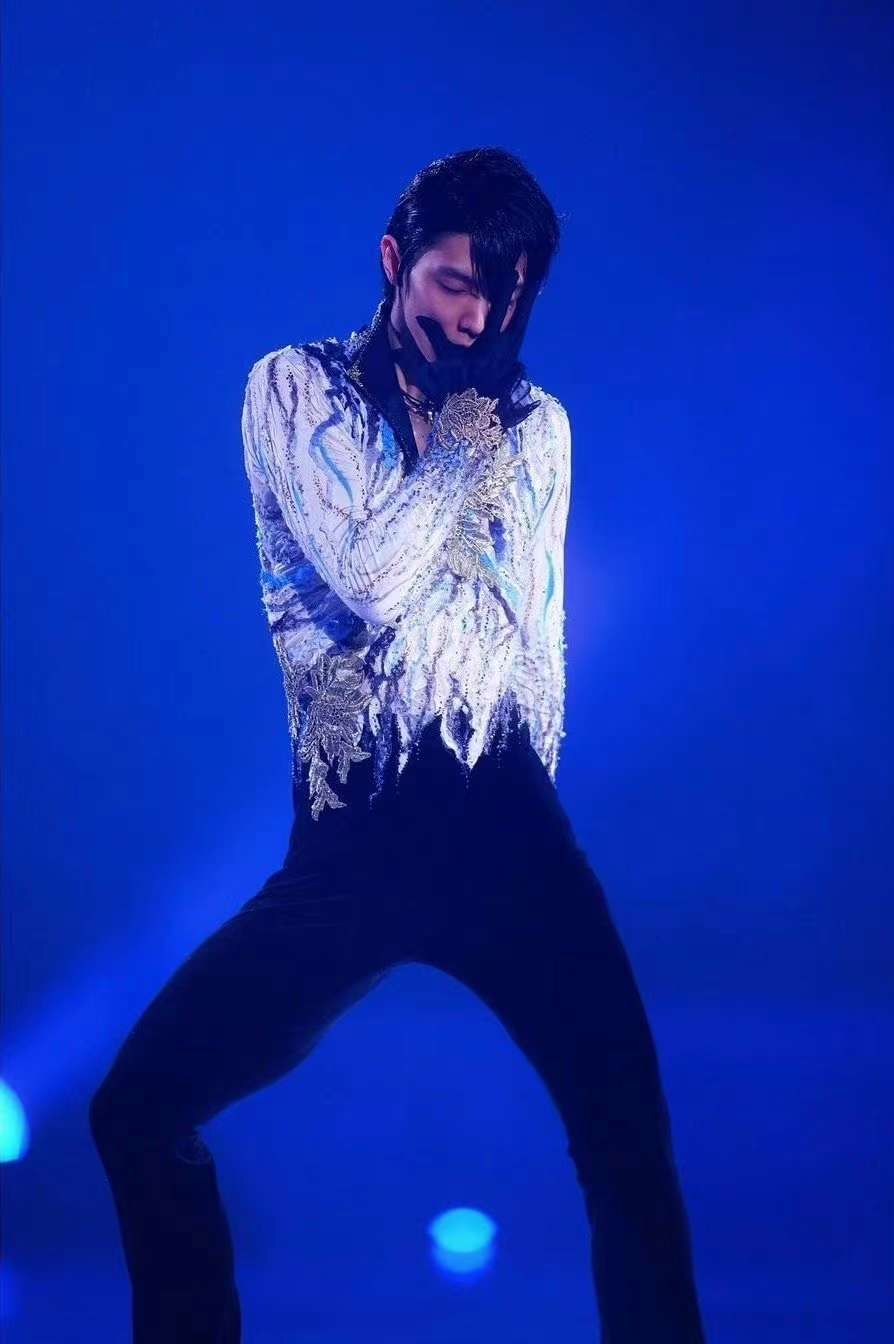 羽生结弦与四位世锦赛冠军举行联合冰演(图1) 羽生结弦与四位世锦赛冠军举行联合冰演(图1)