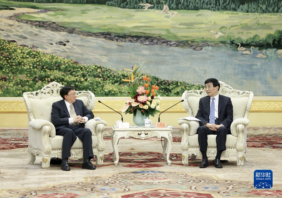 王沪宁会见两岸企业家峰会台湾方面理事长刘兆玄一行(图1) 王沪宁会见两岸企业家峰会台湾方面理事长刘兆玄一行(图1)