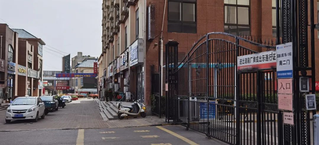 “没人”了!实探郑州富士康宿舍区,商业街一片冷清(图1) 35.jpg