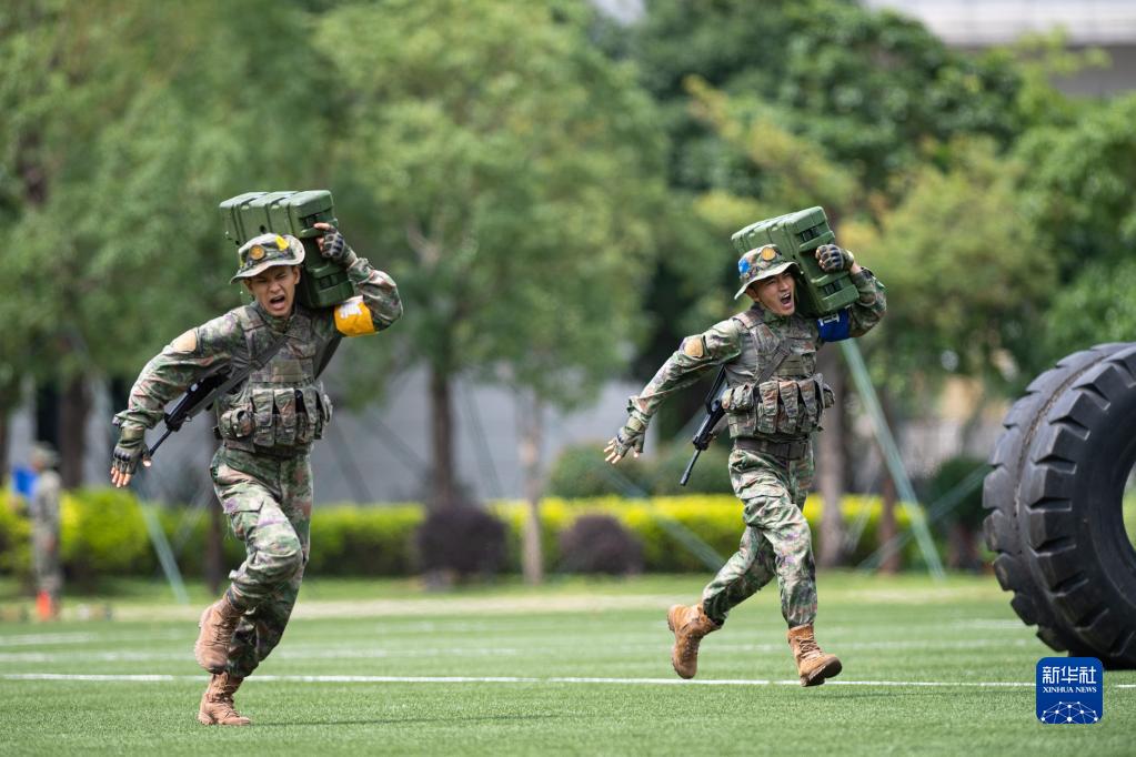解放军驻澳门部队举行第十七次军营开放活动(图9) 解放军驻澳门部队举行第十七次军营开放活动(图9)