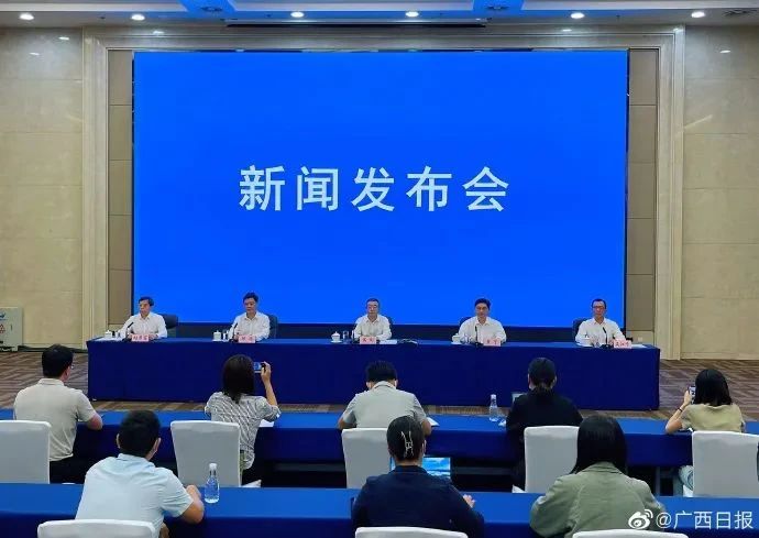 南宁市市长鞠躬致歉(图1) 1.jpg