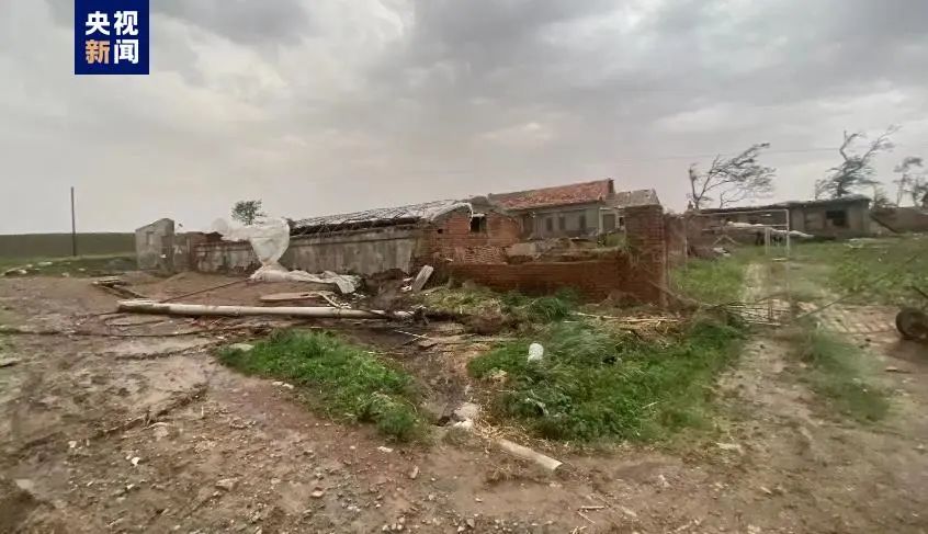 辽宁突发龙卷风,行驶中的车辆底部被卷起(图1) 1.jpg