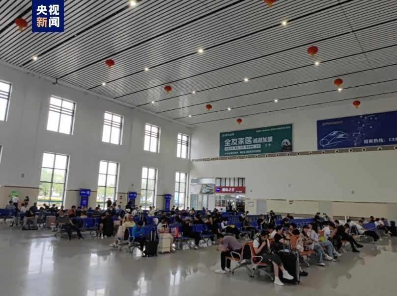 辽宁突发龙卷风,行驶中的车辆底部被卷起(图3) 3.png