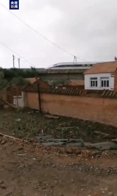 辽宁突发龙卷风,行驶中的车辆底部被卷起(图4) 4.png