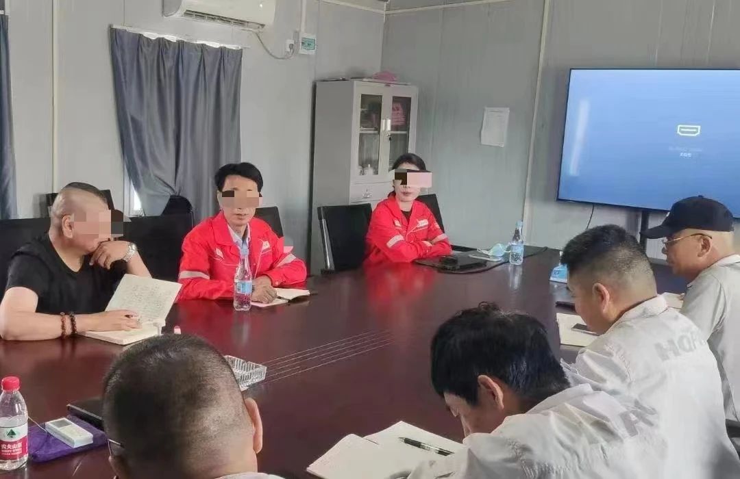 国企领导与女子牵手逛街?已被免职!(图2) 1`2.jpg