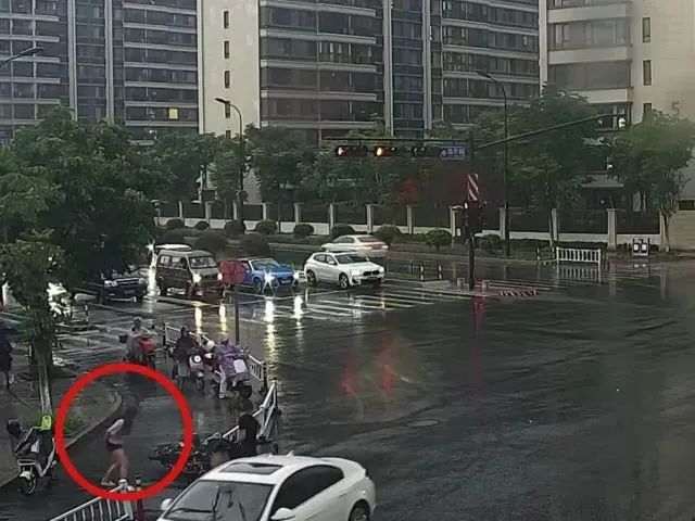 暴雨中拦警车救人的粉衣女孩,找到了!(图3) 2.jpg