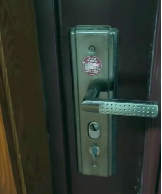 西安一住户称开锁公司私自入户贴广告,警方介入调查(图1) 1.png