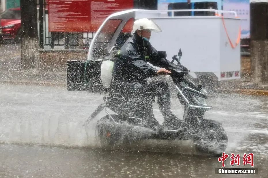 暴雨天该不该点外卖?网友吵翻了(图3) 5.jpg