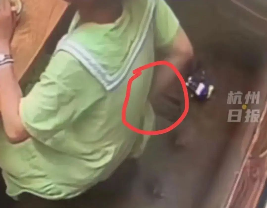 大连一美女企图吃霸王餐,伸手进裙底拔毛放到餐盘,并向店家提出赔偿(图2) 30.jpg