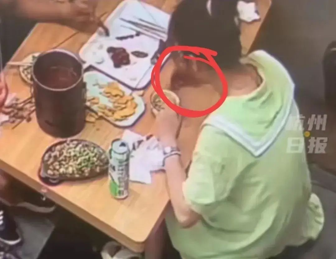 大连一美女企图吃霸王餐,伸手进裙底拔毛放到餐盘,并向店家提出赔偿(图3) 31.jpg