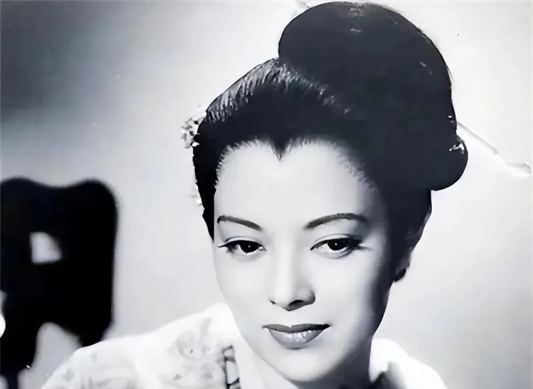 女汉奸李香兰被判死刑,行刑前她解开胸口扣子,掏出一张纸,法官看后直接将她释放(图2) 7.jpg