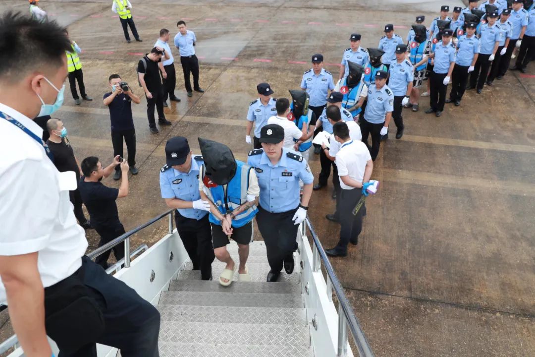 179名从事虚假投资理财类电信网络诈骗的犯罪嫌疑人从老挝被押解回国(图3) 13.jpg