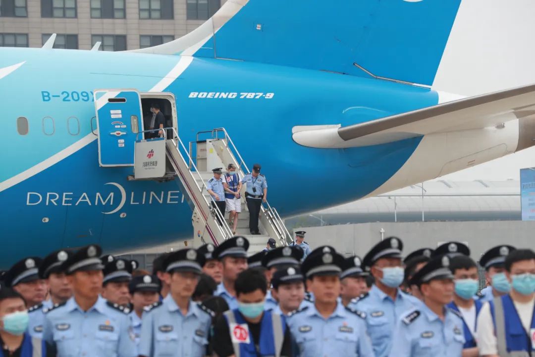 179名从事虚假投资理财类电信网络诈骗的犯罪嫌疑人从老挝被押解回国(图4) 14.jpg
