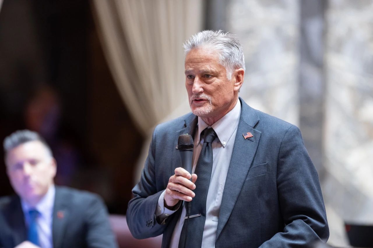 美国一名州议员抵港 行李中搜出手枪(图1) 0.jpg